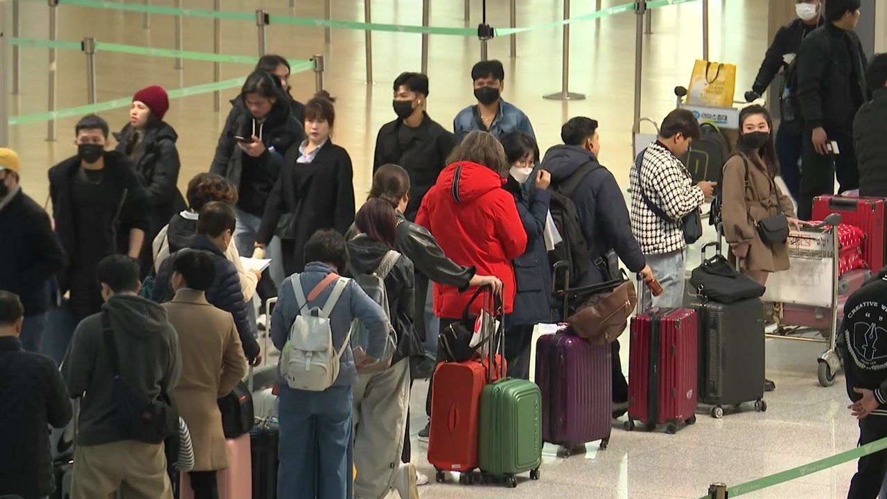 "이번 명절 가족과 여행 갑니다"...인천공항 종일 '북적' / YTN
