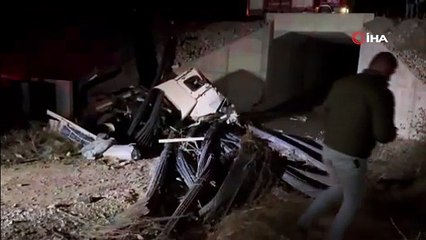 İnşaat demiri yüklü tır 3 metrelik menfezden aşağı düştü