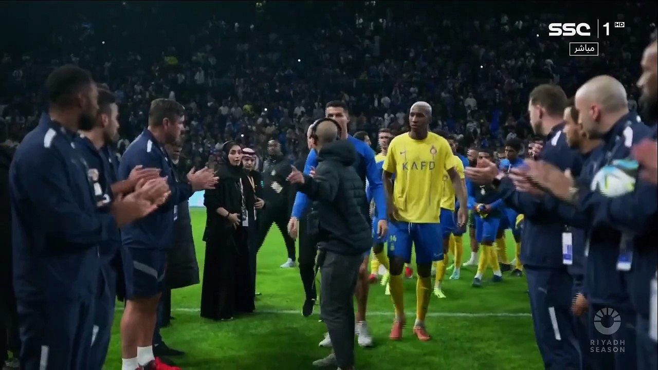 Cristiano Ronaldo, agacé, met une écharpe d'Al Hilal dans son short