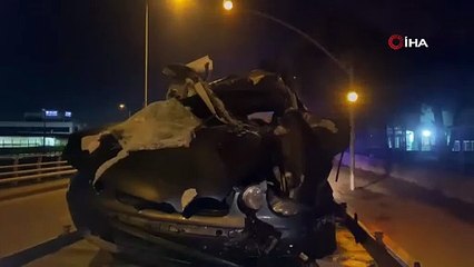 Park halindeki tıra çarpan otomobil parçalandı: 2 ağır yaralı