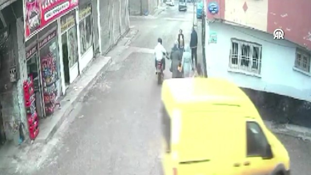 Motosikletle kapkaç güvenlik kamerasında