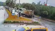 Yolda kayan kamyonet refüjdeki palmiyeye çarptı: 2 yaralı