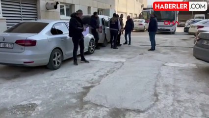 Video herunterladen: Elazığ'da Fizyoterapi Teknikerini Öldüren Uzman Çavuş Gözaltına Alındı