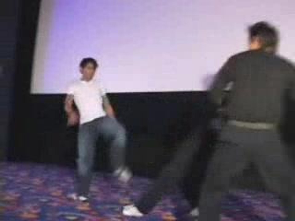 baston Tony Jaa Ong Bak kung fu saut acrobatie hip hop ninja
