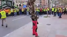 Las duras imágenes de las protestas de los ganadores en esta tractorada