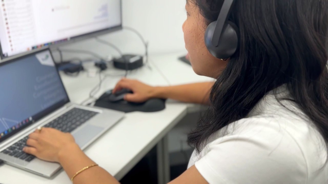 StrokeLine call centre operator in action