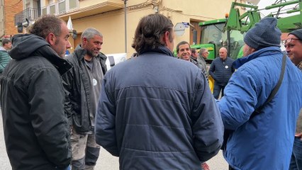 Un centenar de pagesos reben Vilagrà a Casserres per continuar pressionant el govern