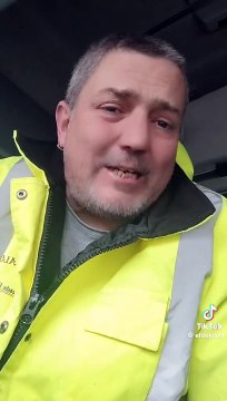 Un agricultor cabreado estalla contra la policía: A la gente que le estamos dando de comer nos tratan como perros