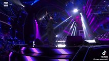 Sanremo 2024 Eros Ramazzotti canta Terra Promessa