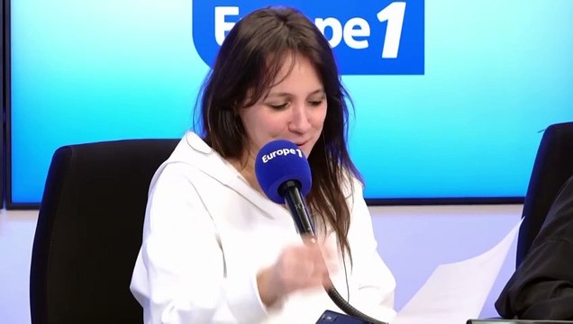 La mort, sous les traits de Antonia de Rendinger, se manifeste devant Amanda Lear