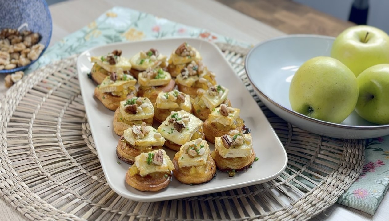 Blinis con queso brie y manzana