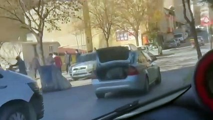 Görüntüler pes dedirtti! Otomobilin bagajında adam taşıdılar!