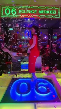 Pavyon modasına Tuğba Ekinci de uydu; sahneye çıkıp dans edip şarkı söyledi