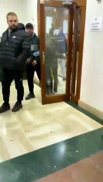 Vean cómo la policía entra en un bar para detener a varios agricultores sin motivos