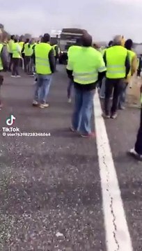 Vean a los camiones del Ejército apoyar a los agricultores en las protestas