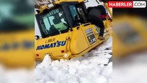 Artvin'de kardan kapanan köy yolunda iş makinesi battı