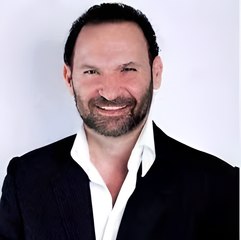 L'Avvocato Che Condivide i Successi sui Social Network