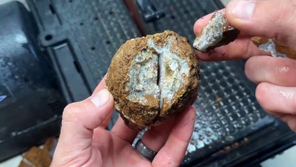 What's inside La Perla Geodes from Mexico-!