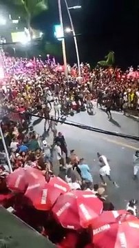 Foliões transformam circuito do Carnaval em ringue com brigas generalizadas