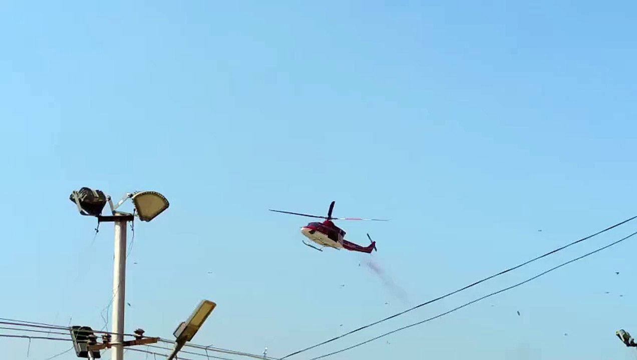 प्रयागराज में श्रद्धालुओं के ऊपर हेलीकॉप्टर से हुई पुष्प वर्षा, देखें वीडियो