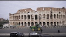 Corteo di quattro trattori per Roma, passano al Colosseo