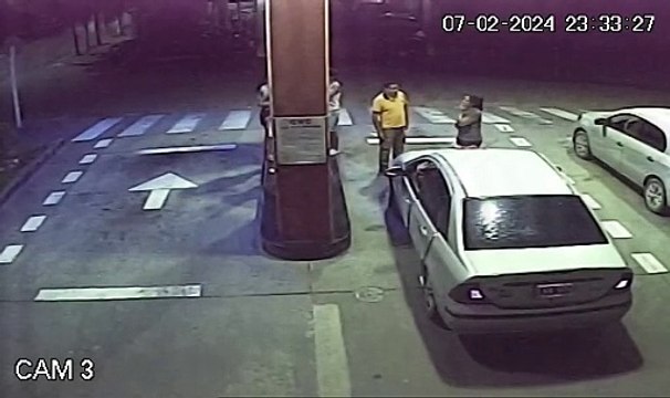 Cámara de vigilancia capta el momento exacto en el que un auto explota mientras cargaba GNC