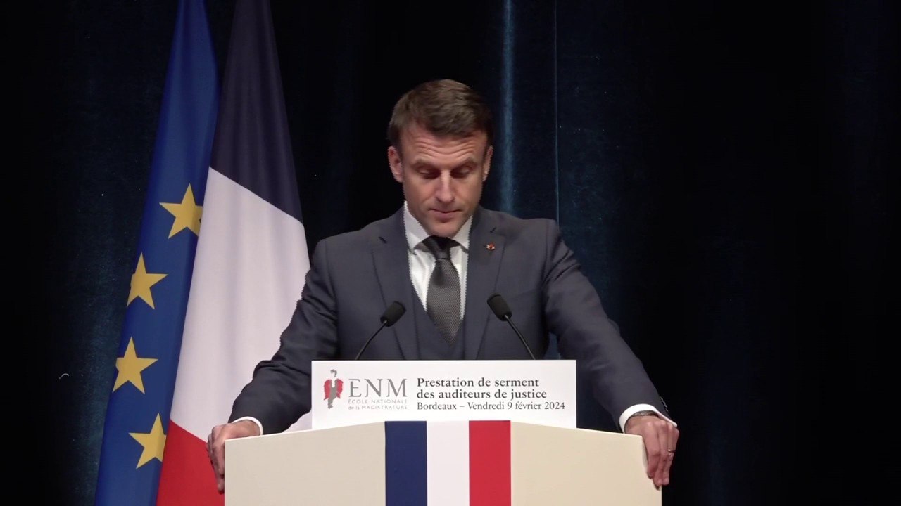 "Il faut que notre République rende la justice avec rapidité, efficacité et responsabilité", affirme Emmanuel Macron lors de la prestation de serment des élèves de l'École nationale de la magistrature