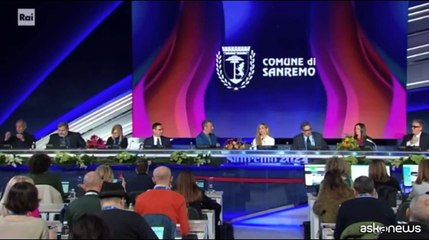Sanremo, Toti regala il "pestello" ad Amadeus per il pesto