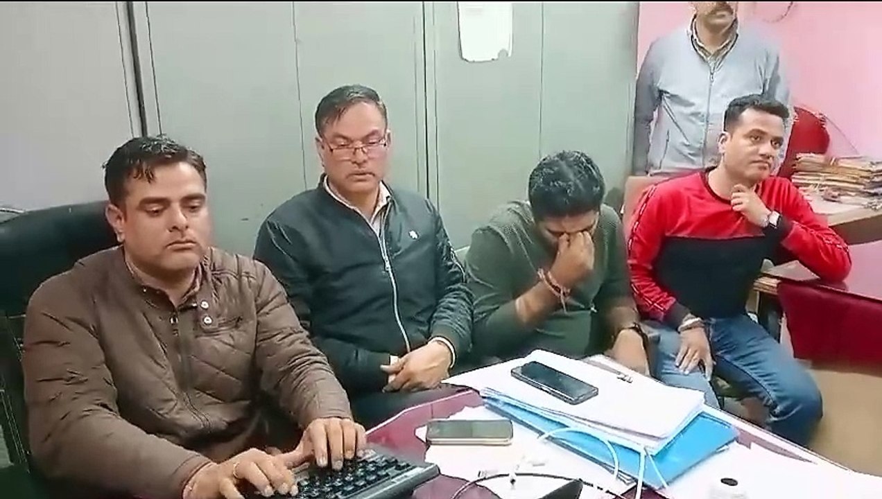 यूआईटी के सहायक लेखाधिकारी व कैशियर को रिश्वत ल...