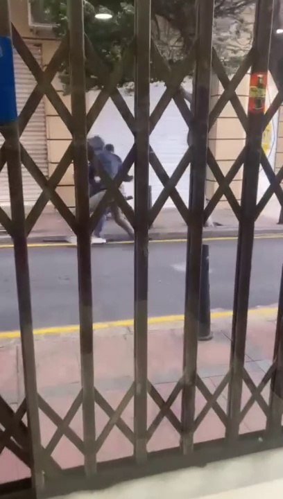El impactante momento en que un carro con un bebé está a punto de ser arrastrado por el viento