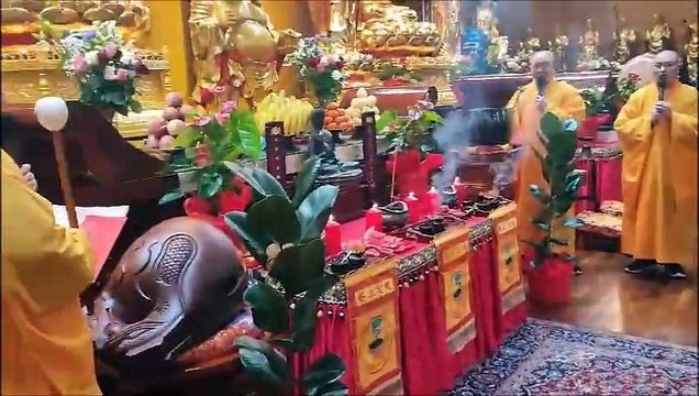 Prato, il capodanno cinese: cerimonia al tempio buddista