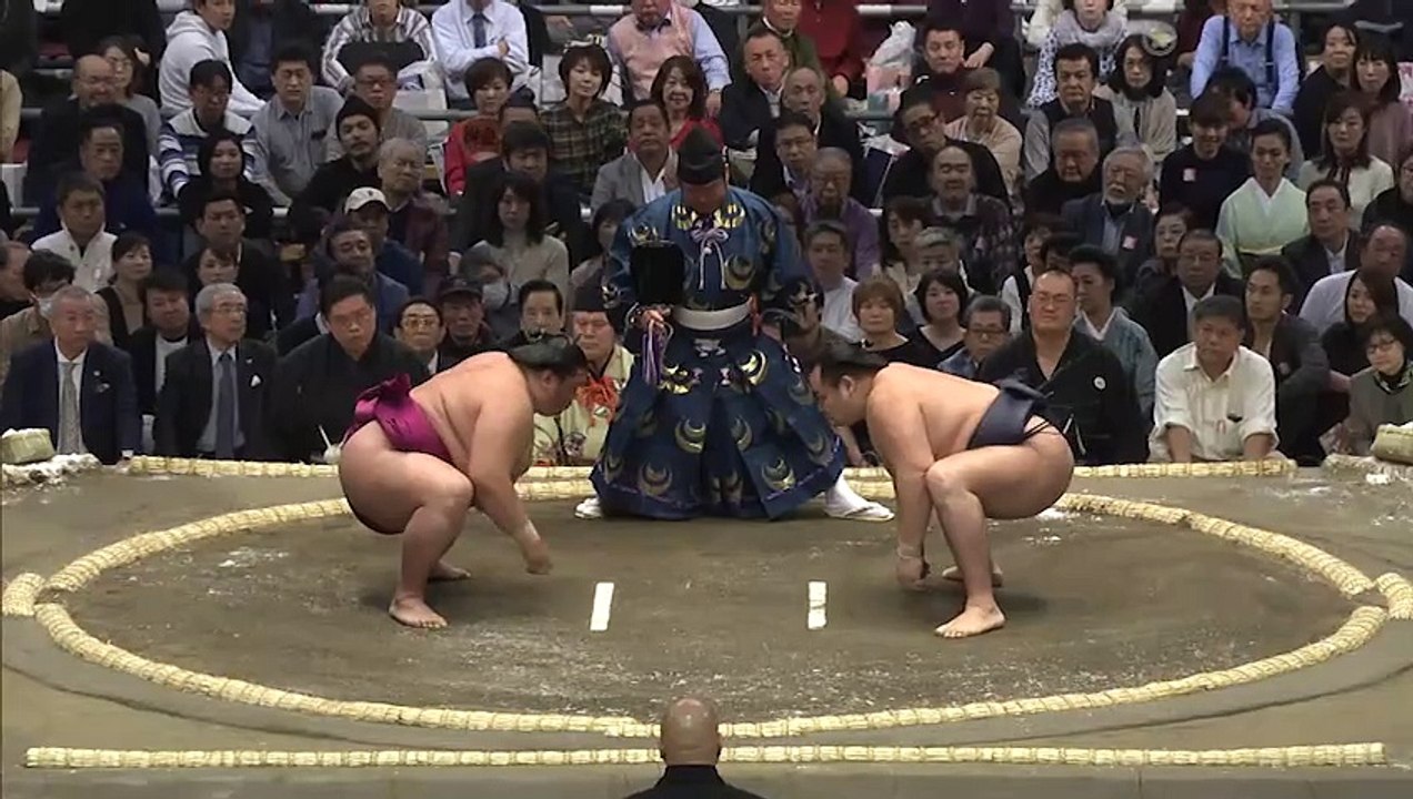 Sumo tournament day 1  Mitakeumi* Kakuryu (okuridashi)