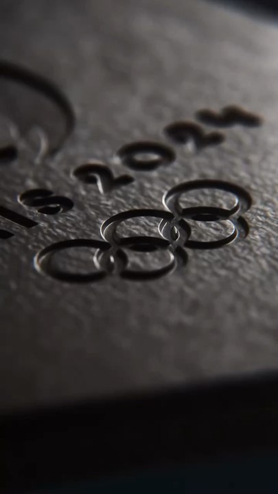 Elles sont magnifiques   L’or olympique, le graal d’une vie d’un sportif de haut niveau! Chaque édition des Jeux a sa médaille & Celle de #Paris2024 est française, rayonnante et unique ave un fragment de fer d’origine de la tour Eiffel de 1889 !