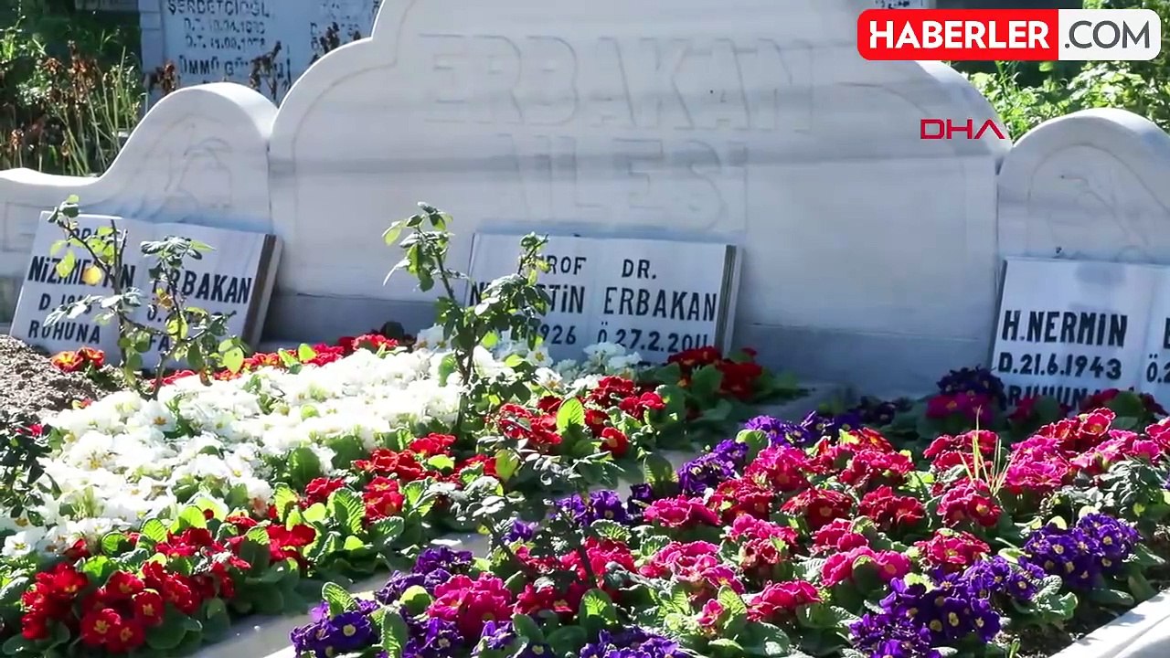 Saadet Partisi İstanbul Büyükşehir Belediye Başkan Adayı Birol Aydın, Necmettin Erbakan'ın Kabrini Ziyaret Etti
