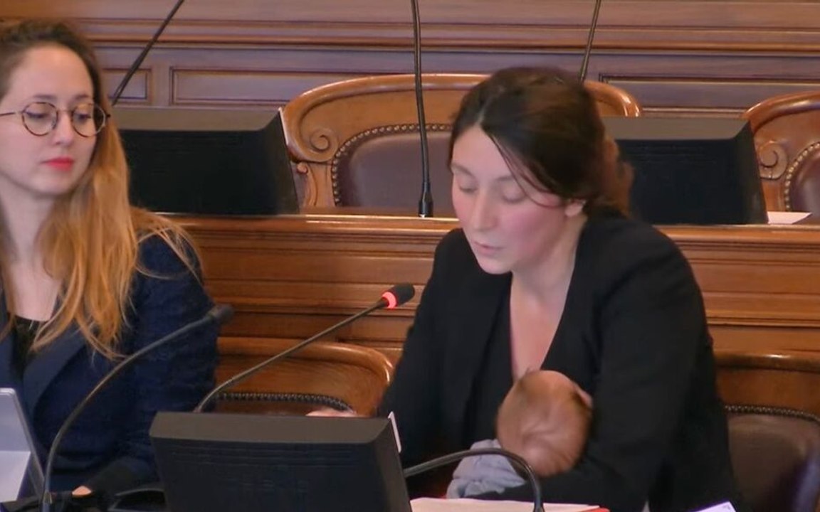 Une élue attendrit le Conseil de Paris en siégeant avec son nouveau-né dans les bras