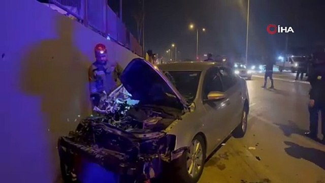 Kamyonete çarpıp savrulan otomobil duvara çarparak durabildi: 2 yaralı