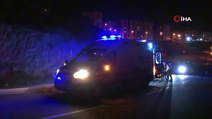 Uçurumdan yuvarlanan araç kayalıklarda asılı kaldı