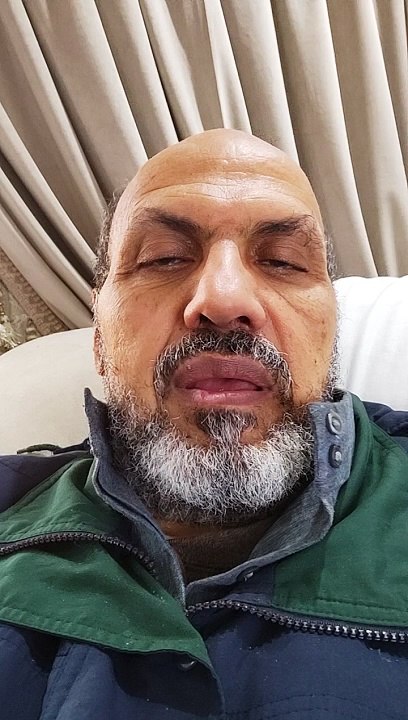 كُلُّ اِمْرِئٍ فِي ظِلِّ صَدَقَتِهِ حَتَّى يُفْصَلَ بَيْنَ اَلنَّاسِ