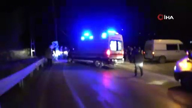 Adana'da otomobiller kafa kafaya çarpıştı: 2 yaralı
