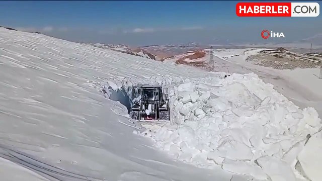 Yüksekova'da 5 metrelik kar tüneli