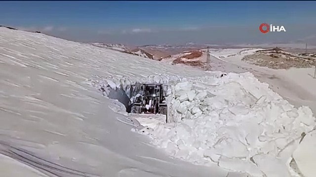 Yüksekova’da 5 metrelik kar tüneli oluştu
