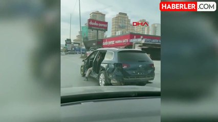 Avcılar'da Tehlikeli Yolculuk: Sürücüsü Ayağını Dışarıya Sarkan Hasarlı Otomobil Trafiğe Çıktı