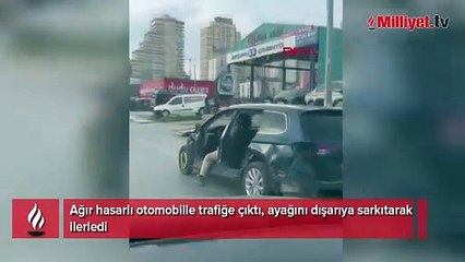 Ağır hasarlı otomobille trafiğe çıktı, ayağını dışarıya sarkıtarak ilerledi