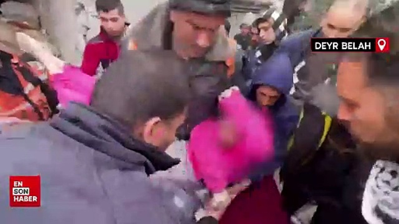 İsrail'in saldırılarında yıkılan evin enkazında kalan bir çocuk öldü