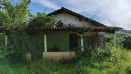 ENCONTREI UM BELO SÍTIO ABANDONADO E PERDIDO ENTRE AS MONTANHAS