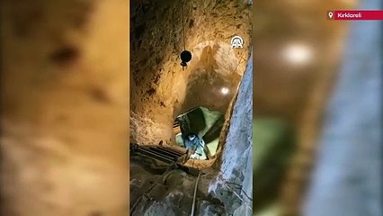 Evin altına 40 metrelik kuyu kazıp define aradılar