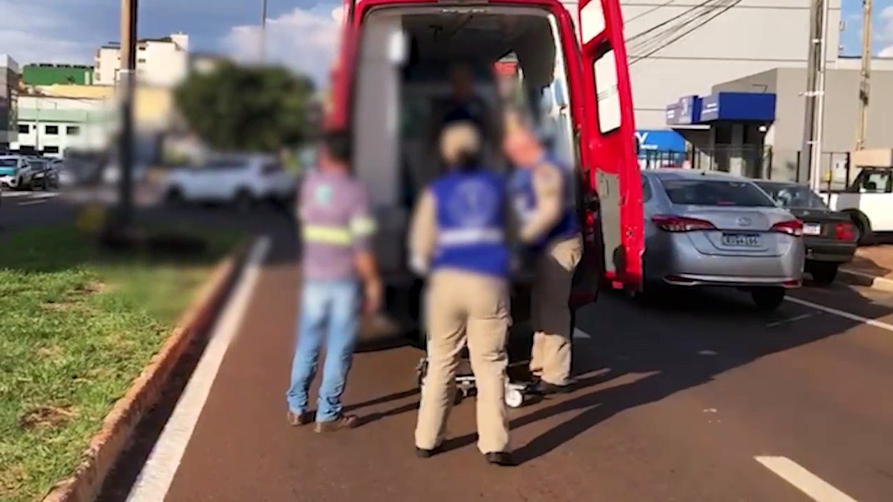 Motociclista fica ferido em acidente na Avenida Rocha Pombo