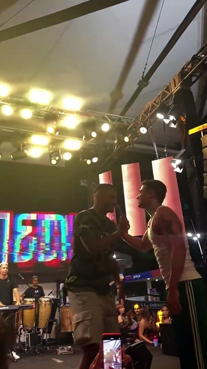 No Carnaval de Salvador, ex-BBB Pizane sobe no palco de camarote e canta 'calma, calabreso'