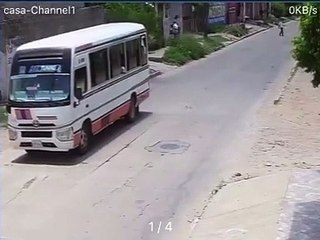 Conductor atropella a una escolar que cruzó la calle sin percatarse del movimiento vehicular