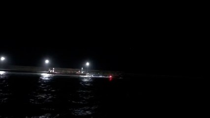 Скачать видео: Dos guardias civiles mueren tras embestir contra ellos narcolanchas en la costa de Cádiz